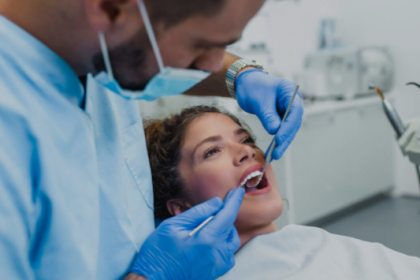 Entre os serviços ofertados estão restaurações, tratamento de dentes cariados, procedimentos estéticos, radiografias, panorâmica, limpeza, cirurgia de sisos, entre outros.