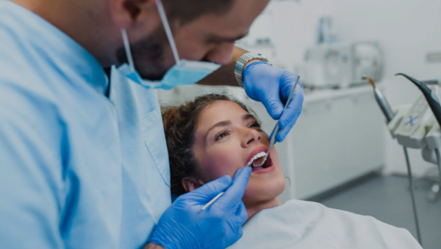 Entre os serviços ofertados estão restaurações, tratamento de dentes cariados, procedimentos estéticos, radiografias, panorâmica, limpeza, cirurgia de sisos, entre outros.