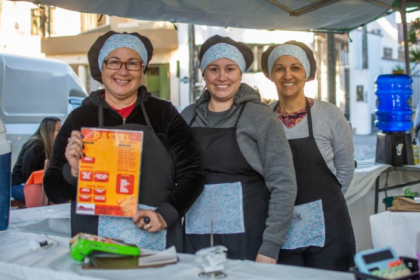 Com mais de 20 barracas atualmente, o público pode encontrar desde sucos naturais, tapioca e pastéis, até caldos, doces caseiros, acarajé, cachorro-quente, chopp artesanal, entre outras delícias.