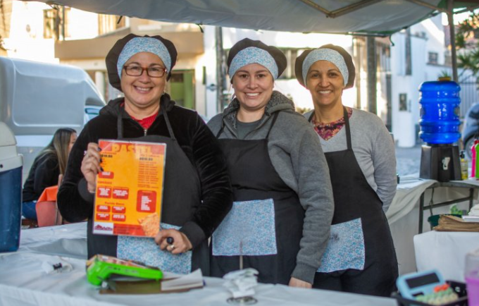 Com mais de 20 barracas atualmente, o público pode encontrar desde sucos naturais, tapioca e pastéis, até caldos, doces caseiros, acarajé, cachorro-quente, chopp artesanal, entre outras delícias.