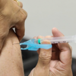Paraná aplicou 3 milhões de vacinas contra a gripe; cobertura no grupo prioritário é de 48,06%.