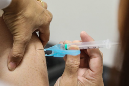 Paraná aplicou 3 milhões de vacinas contra a gripe; cobertura no grupo prioritário é de 48,06%.
