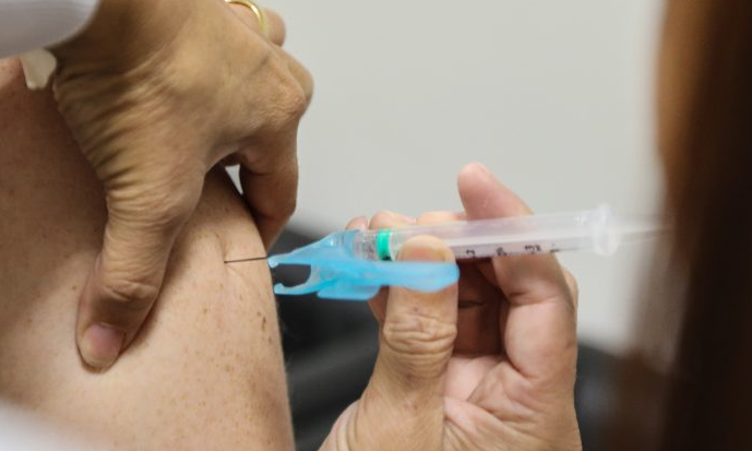 Paraná aplicou 3 milhões de vacinas contra a gripe; cobertura no grupo prioritário é de 48,06%.