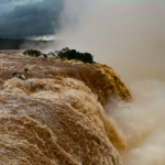 Segundo a Companhia Paranaense de Energia (Copel), o volume chegou a 3,1 milhões de litros de água por segundo, mais que o dobro da média histórica de 1,5 milhão.