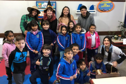 Para os estudantes da Unespar, foi uma experiência que vai além da sala de aula. “É uma forma de expressar a imaginação e fazer com que as crianças floresçam através da leitura”, disse a acadêmica Jossane Miranda.