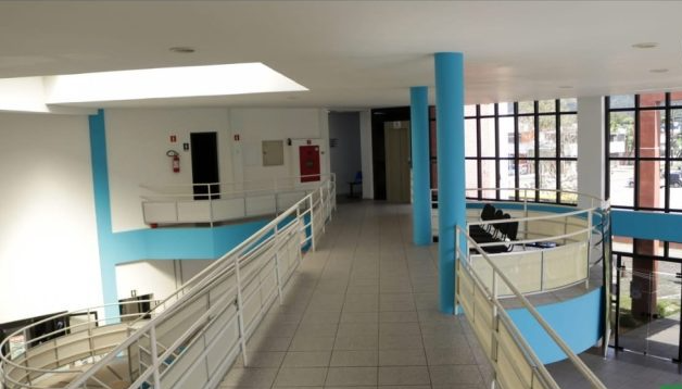 Três integrantes da mesma família ocupam, atualmente, cargos de chefia na Prefeitura de Matinhos, incluindo uma nomeação recente no gabinete do prefeito Eduardo Dalmora (PL). Os dados constam em documentos oficiais publicados no Portal da Transparência e no Diário Oficial dos Municípios do Paraná e levantam questionamentos sobre a possibilidade da prática de nepotismo na gestão municipal.
