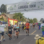 Os percursos são de 5 km e 10 km, abertos a participantes a partir dos 18 anos e também a pessoas com deficiência, em diversas categorias.