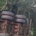 O veículo transportava óleo vegetal e houve princípio de incêndio. O caminhão pipa da concessionária EPR, que administra o trecho, conseguiu apagar o fogo.