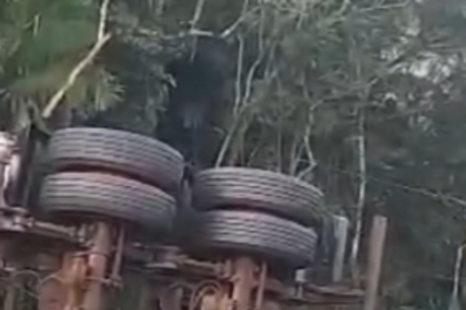 O veículo transportava óleo vegetal e houve princípio de incêndio. O caminhão pipa da concessionária EPR, que administra o trecho, conseguiu apagar o fogo.