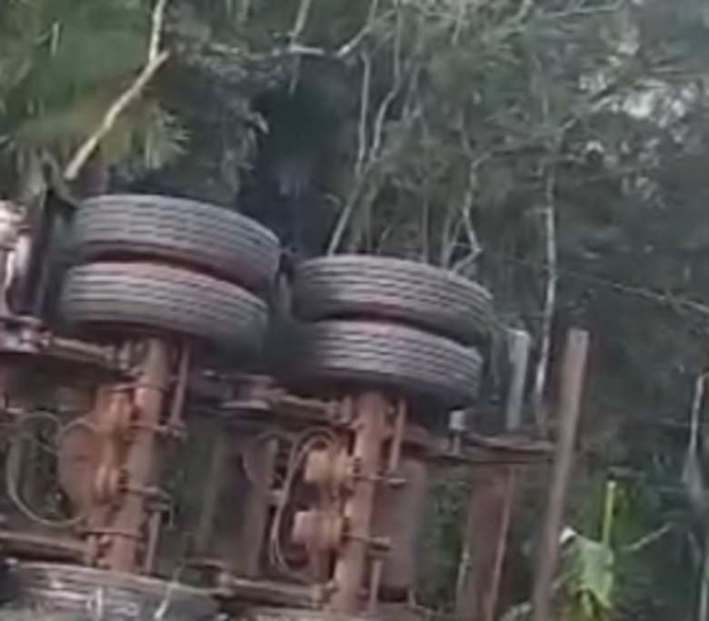 O veículo transportava óleo vegetal e houve princípio de incêndio. O caminhão pipa da concessionária EPR, que administra o trecho, conseguiu apagar o fogo.