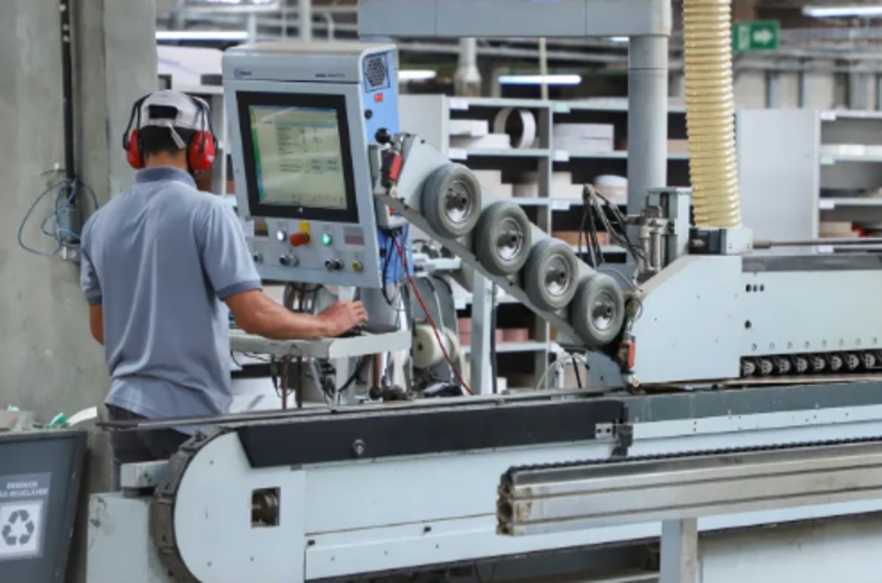 As ocupações com maior número de oportunidades são para alimentador de linha de produção, com 6.159 vagas, seguida por abatedor, com 1.025 vagas.
