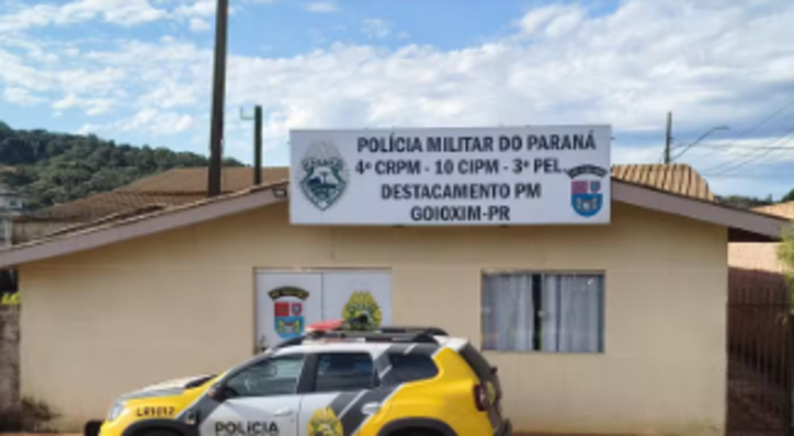De acordo com a Polícia Militar, a vítima relatou que estava sendo mantida em cativeiro pelo próprio pai, de 39 anos, há cerca de três semanas.