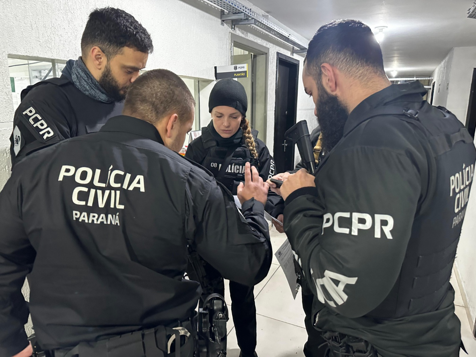 A investigação apura o roubo à mão armada de ao menos seis carros e o furto de três motocicletas.