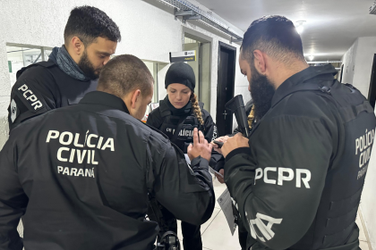 A investigação apura o roubo à mão armada de ao menos seis carros e o furto de três motocicletas.