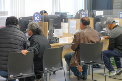 Para facilitar o acesso do contribuinte, o atendimento ocorrerá também durante o horário de almoço. O REFIS Municipal permite que contribuintes com débitos junto ao município regularizem sua situação fiscal com condições especiais de pagamento.