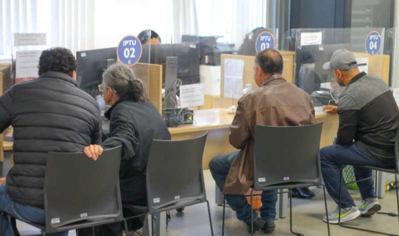 Para facilitar o acesso do contribuinte, o atendimento ocorrerá também durante o horário de almoço. O REFIS Municipal permite que contribuintes com débitos junto ao município regularizem sua situação fiscal com condições especiais de pagamento.