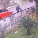 Após o ataque, o suspeito fugiu, mas foi localizado cerca de uma hora e meia depois em São Mateus do Sul (PR), durante uma ação conjunta das Polícias Militares de Santa Catarina e do Paraná.