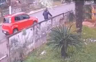Após o ataque, o suspeito fugiu, mas foi localizado cerca de uma hora e meia depois em São Mateus do Sul (PR), durante uma ação conjunta das Polícias Militares de Santa Catarina e do Paraná.