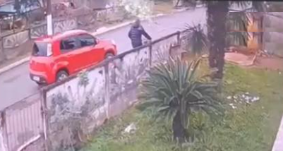 Após o ataque, o suspeito fugiu, mas foi localizado cerca de uma hora e meia depois em São Mateus do Sul (PR), durante uma ação conjunta das Polícias Militares de Santa Catarina e do Paraná.