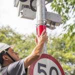 As infrações de trânsito registradas pela fiscalização eletrônica (radares) estão em queda em Curitiba. É o que revelam dados divulgados pela Prefeitura de Curitiba, os quais apontam que nos cinco primeiros meses deste ano (na comparação com o mesmo período de 2024) houve queda de 20% nas infrações registradas na cidade.