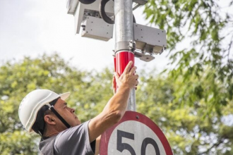 As infrações de trânsito registradas pela fiscalização eletrônica (radares) estão em queda em Curitiba. É o que revelam dados divulgados pela Prefeitura de Curitiba, os quais apontam que nos cinco primeiros meses deste ano (na comparação com o mesmo período de 2024) houve queda de 20% nas infrações registradas na cidade.