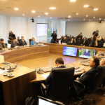 O secretário estadual da Fazenda, Norberto Ortigara, afirmou que a previsão de receita para o Paraná em 2026 gira em torno de R$ 83 bilhões, mas ressaltou que a instabilidade do cenário nacional afeta diretamente as projeções.