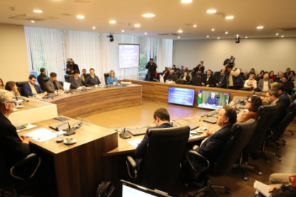 O secretário estadual da Fazenda, Norberto Ortigara, afirmou que a previsão de receita para o Paraná em 2026 gira em torno de R$ 83 bilhões, mas ressaltou que a instabilidade do cenário nacional afeta diretamente as projeções.