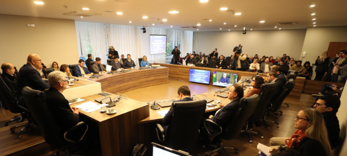 O secretário estadual da Fazenda, Norberto Ortigara, afirmou que a previsão de receita para o Paraná em 2026 gira em torno de R$ 83 bilhões, mas ressaltou que a instabilidade do cenário nacional afeta diretamente as projeções.