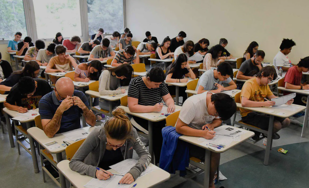 A Universidade Estadual de Londrina (UEL) oferece 1981 vagas para o Vestibular 2026. As provas do vestibular serão aplicadas nos dias 26 e 27 de outubro, em Londrina.