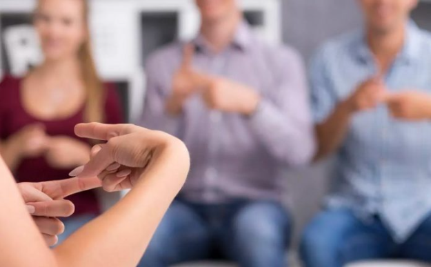 A Prefeitura de Paranaguá por meio da Secretaria Municipal de inclusão (Semi), informa que na próxima segunda-feira (7), estarão abertas as inscrições para o curso de Libras nos níveis: Kids, Básico e Intermediário.