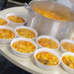 A iniciativa visa distribuir 200 marmitas de sopa durante duas vezes na semana, com o objetivo de saciar a fome e aquecer aqueles que mais precisam. A campanha seguirá até o início de agosto.