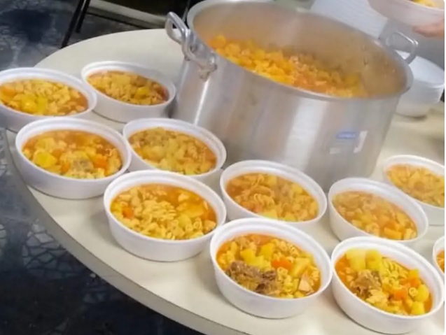 A iniciativa visa distribuir 200 marmitas de sopa durante duas vezes na semana, com o objetivo de saciar a fome e aquecer aqueles que mais precisam. A campanha seguirá até o início de agosto.