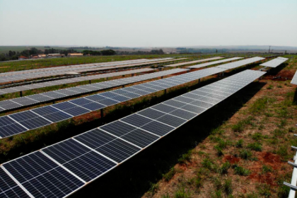 A subvenção dos juros para a instalação de geradores de energia limpa é feita com recursos 100% do Governo do Paraná. O benefício é operacionalizado por meio do Banco do Agricultor Paranaense (BAP), com recursos do Fundo de Desenvolvimento Econômico (FDE).
