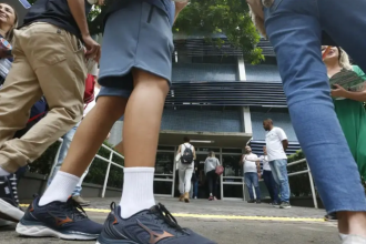 A lei amplia as penas de homicídio já estabelecidas, que variam de seis a 20 anos de prisão. Se cometido nas dependências de instituições de ensino, por pais, padrastos, madrastas, tios, irmãos, cônjuges, companheiros, tutores, curadores, preceptores ou empregadores da vítima, bem como por professores ou funcionários da instituição de ensino, a Justiça poderá aplicar uma pena 2/3 maior.
