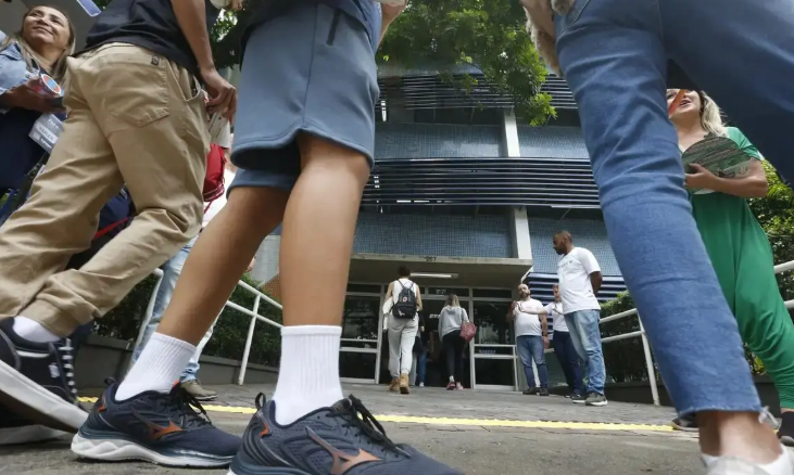 A lei amplia as penas de homicídio já estabelecidas, que variam de seis a 20 anos de prisão. Se cometido nas dependências de instituições de ensino, por pais, padrastos, madrastas, tios, irmãos, cônjuges, companheiros, tutores, curadores, preceptores ou empregadores da vítima, bem como por professores ou funcionários da instituição de ensino, a Justiça poderá aplicar uma pena 2/3 maior.