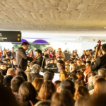 Cerca de 1.800 pessoas estiveram presentes na terceira edição da série, em um concerto leve e solar, executado com maestria pela Orquestra Sinfônica do Paraná que trouxe algumas obras do compositor austríaco Wolfgang Amadeus Mozart.