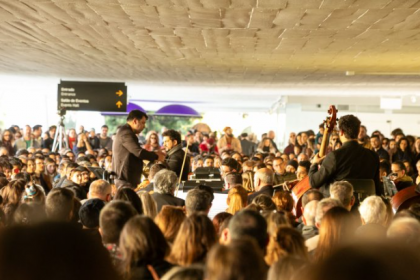 Cerca de 1.800 pessoas estiveram presentes na terceira edição da série, em um concerto leve e solar, executado com maestria pela Orquestra Sinfônica do Paraná que trouxe algumas obras do compositor austríaco Wolfgang Amadeus Mozart.