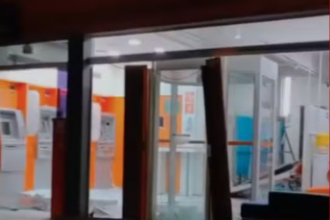 A invasão aconteceu na madrugada deste domingo (6). O delegado Mário Sérgio Bradock disse que os suspeitos são "indivíduos com pouca experiência em explosivos" e que conseguiram destruir o prédio todo. "Mas não conseguiram levar nenhum centavo", confirmou o delegado.