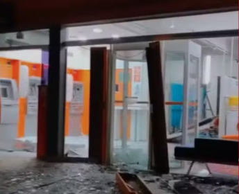 A invasão aconteceu na madrugada deste domingo (6). O delegado Mário Sérgio Bradock disse que os suspeitos são "indivíduos com pouca experiência em explosivos" e que conseguiram destruir o prédio todo. "Mas não conseguiram levar nenhum centavo", confirmou o delegado.