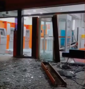 A invasão aconteceu na madrugada deste domingo (6). O delegado Mário Sérgio Bradock disse que os suspeitos são "indivíduos com pouca experiência em explosivos" e que conseguiram destruir o prédio todo. "Mas não conseguiram levar nenhum centavo", confirmou o delegado.