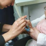 Segundo Dr. Jhonatan, o meningococo pode causar dois quadros clínicos principais: meningite, inflamação das meninges (membranas que envolvem o cérebro); e a sepse, uma infecção generalizada que pode evoluir rapidamente.