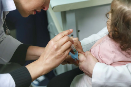 Segundo Dr. Jhonatan, o meningococo pode causar dois quadros clínicos principais: meningite, inflamação das meninges (membranas que envolvem o cérebro); e a sepse, uma infecção generalizada que pode evoluir rapidamente.