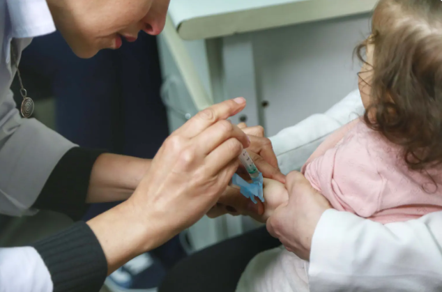 Segundo Dr. Jhonatan, o meningococo pode causar dois quadros clínicos principais: meningite, inflamação das meninges (membranas que envolvem o cérebro); e a sepse, uma infecção generalizada que pode evoluir rapidamente.
