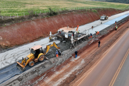 O projeto contempla 11,52 quilômetros de extensão e recebe um investimento de R$ 139,8 milhões do Governo do Estado, por meio do Departamento de Estradas de Rodagem do Paraná (DER/PR), órgão vinculado à Secretaria de Infraestrutura e Logística. Até o momento, cerca de R$ 54 milhões já foram repassados à empresa responsável pela obra a partir de medições do avanço dos trabalhos.