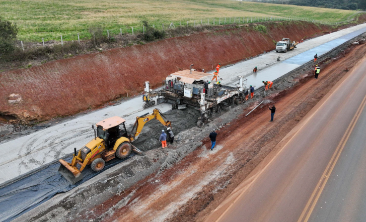 O projeto contempla 11,52 quilômetros de extensão e recebe um investimento de R$ 139,8 milhões do Governo do Estado, por meio do Departamento de Estradas de Rodagem do Paraná (DER/PR), órgão vinculado à Secretaria de Infraestrutura e Logística. Até o momento, cerca de R$ 54 milhões já foram repassados à empresa responsável pela obra a partir de medições do avanço dos trabalhos.