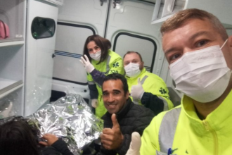O casal, morador de Morretes, foi atendido logo que chegou à base. A mãe contou à equipe que a bolsa já havia estourado e imediatamente os pais foram acomodados na ambulância para serem levados ao hospital.
