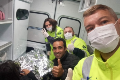 O casal, morador de Morretes, foi atendido logo que chegou à base. A mãe contou à equipe que a bolsa já havia estourado e imediatamente os pais foram acomodados na ambulância para serem levados ao hospital.