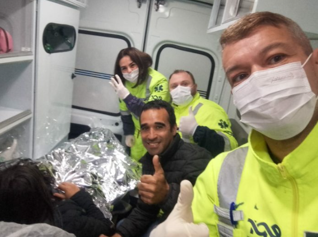 O casal, morador de Morretes, foi atendido logo que chegou à base. A mãe contou à equipe que a bolsa já havia estourado e imediatamente os pais foram acomodados na ambulância para serem levados ao hospital.