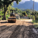 Nesta semana, a equipe está concentrada na estrada da Barra, na região do Rio Pequeno, realizando serviços de patrolamento e cascalhamento.
