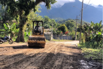 Nesta semana, a equipe está concentrada na estrada da Barra, na região do Rio Pequeno, realizando serviços de patrolamento e cascalhamento.